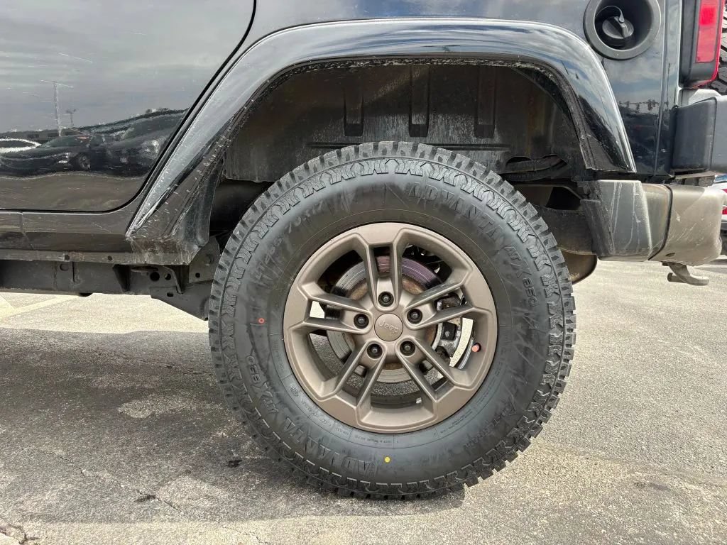 Used 2017 Jeep Wrangler Unlimited Sahara AWD/4WD image 25
