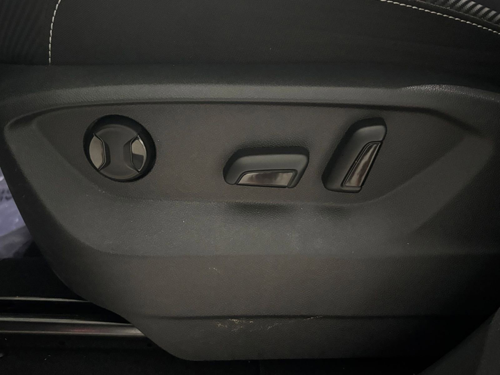 Used 2025 Volkswagen Atlas Cross Sport SE image 23