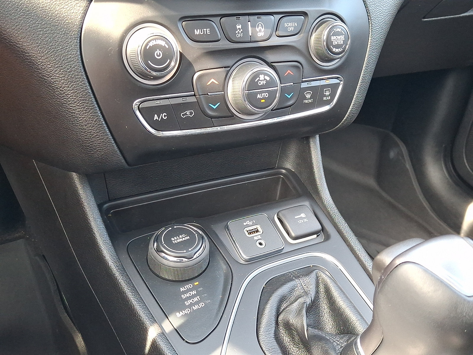 Certified 2021 Jeep Cherokee Latitude Lux w/ Sun & Sound Group AWD/4WD image 16