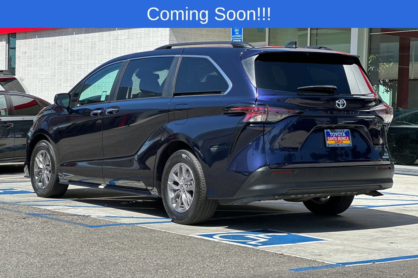 Used 2023 Toyota Sienna XLE image 6