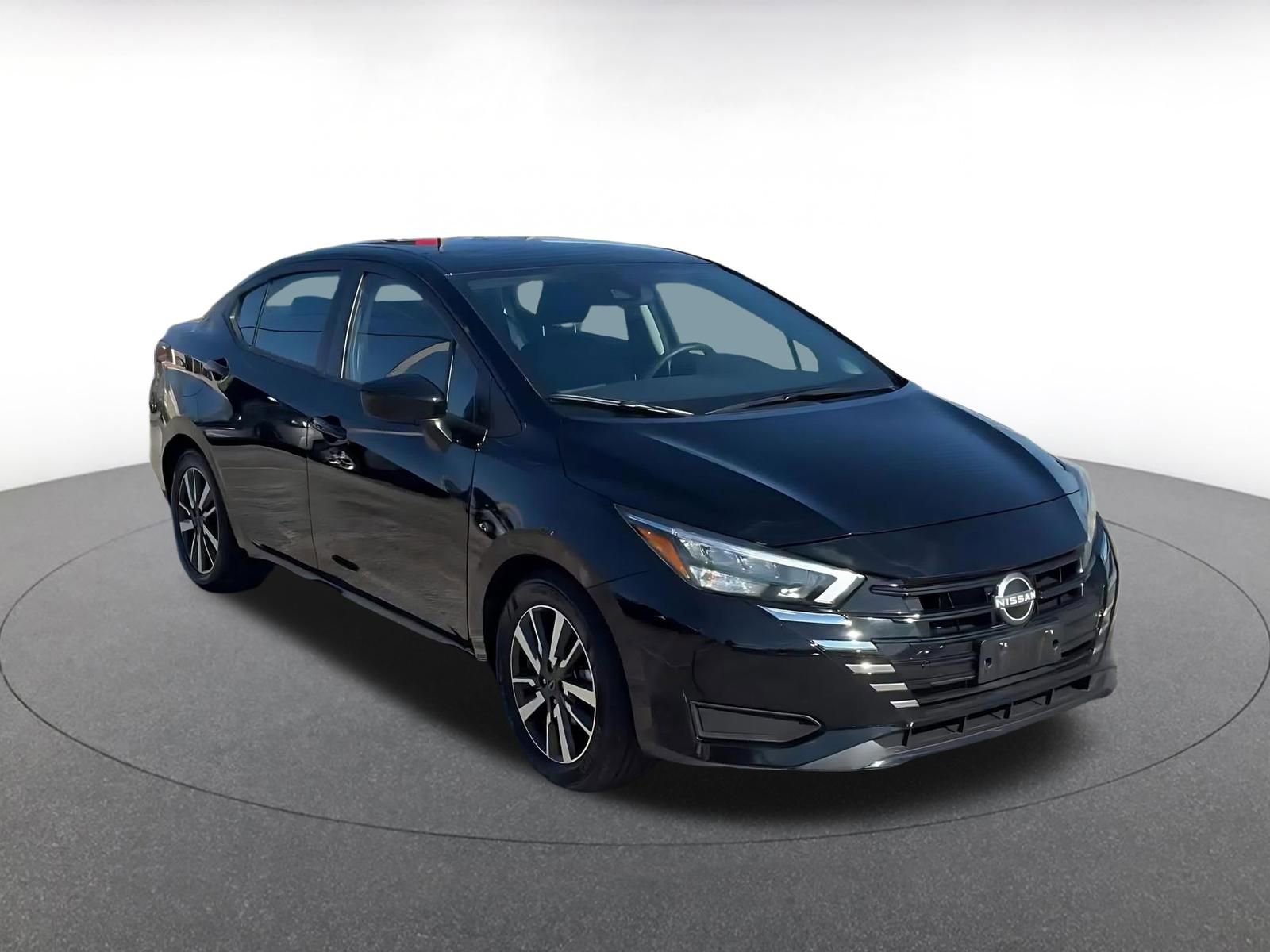 Used 2025 Nissan Versa SV image 3