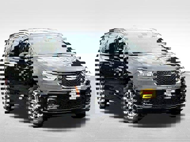 New 2026 Chrysler Pacifica Select AWD/4WD image 1