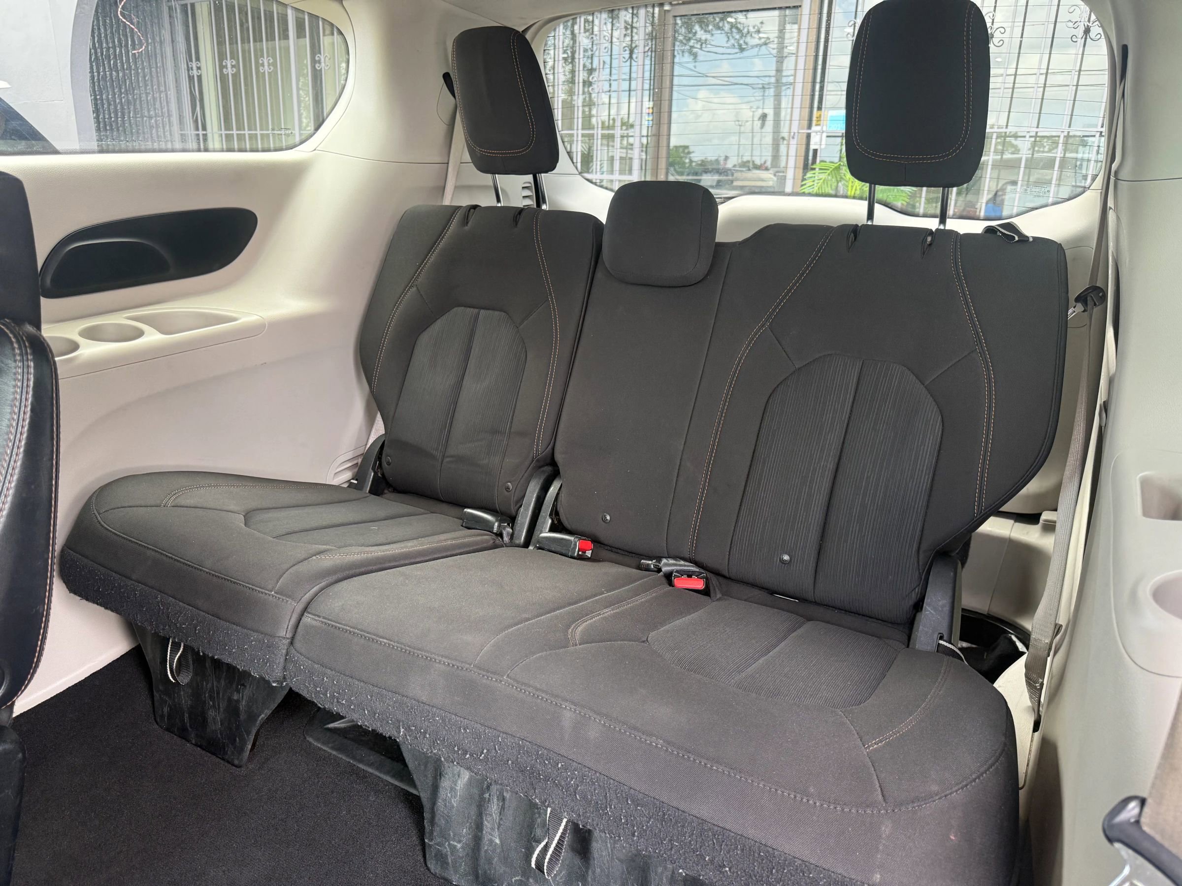 Used 2017 Chrysler Pacifica Touring FWD image 16