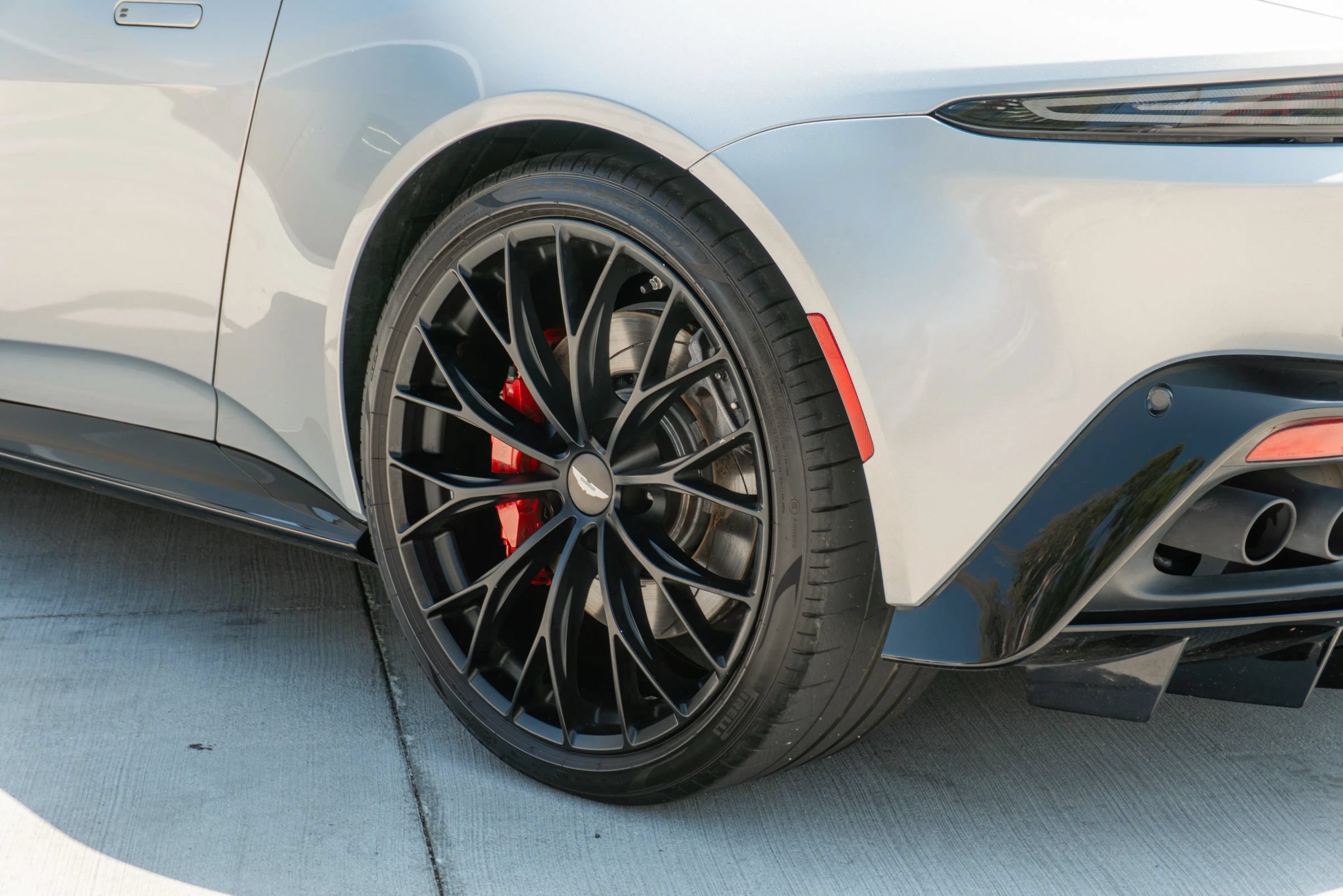 Used 2022 Aston Martin V8 Vantage Roadster RWD image 48