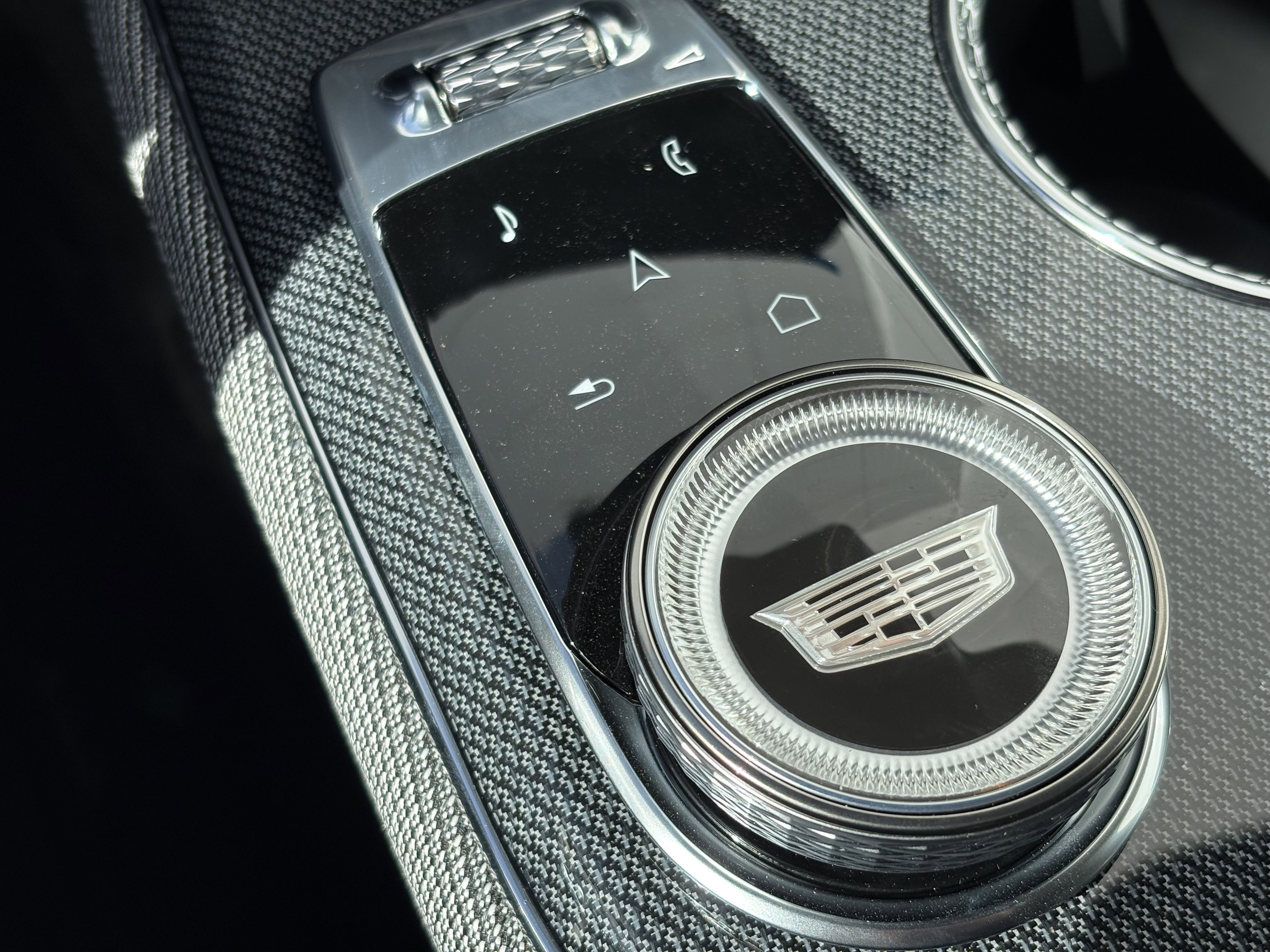 New 2025 Cadillac Optiq Luxury 1 image 28