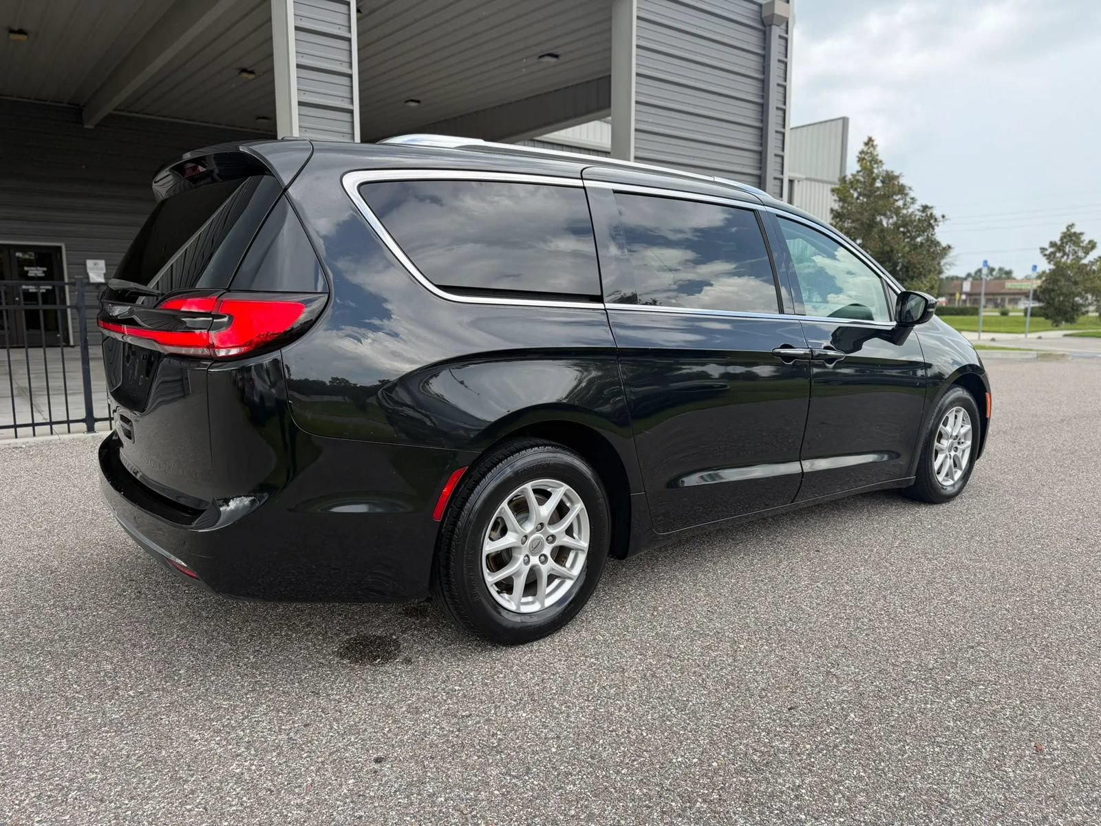 Used 2021 Chrysler Pacifica Touring-L FWD image 10
