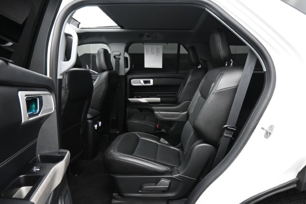 Used 2022 Ford Explorer Limited w/ Equipment Group 301A AWD/4WD image 17