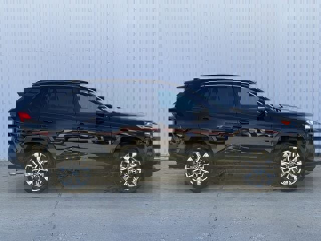 Used 2021 Toyota RAV4 XLE Premium image 3