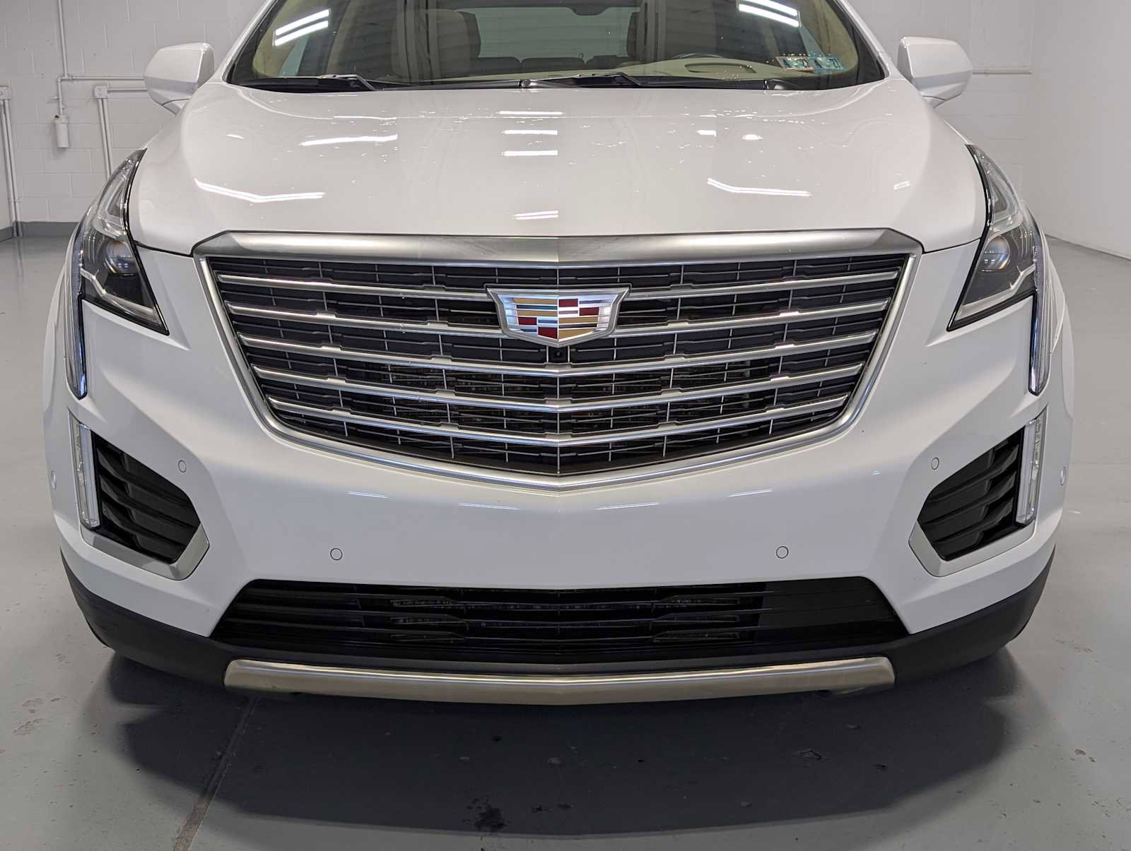 Used 2018 Cadillac XT5 Platinum w/ Driver Assist Package AWD/4WD image 2