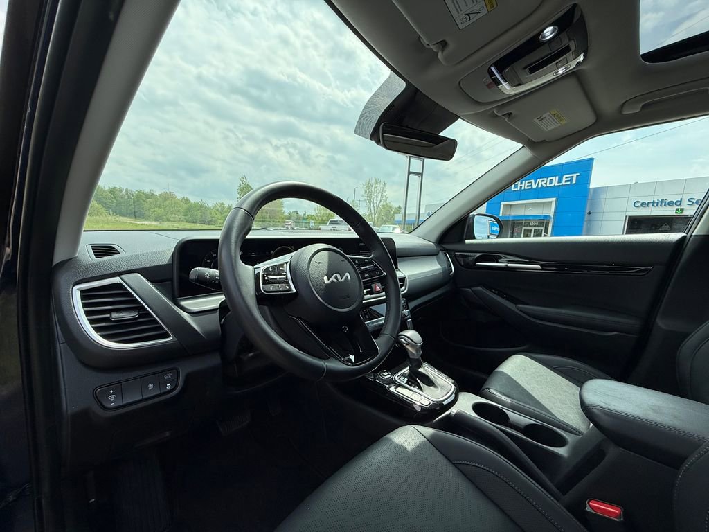 Used 2025 Kia Seltos EX w/ EX Sunroof Package AWD/4WD image 16