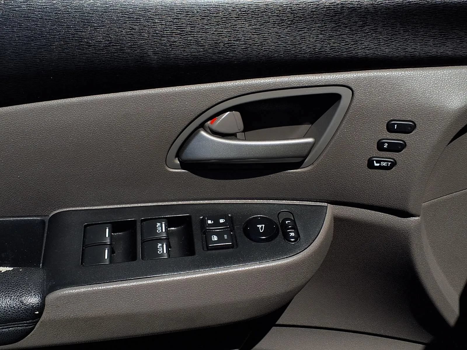 Used 2012 Honda Odyssey Touring Elite image 17