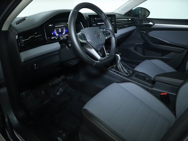 Used 2025 Volkswagen Jetta SE w/ Black Wheel Package image 17