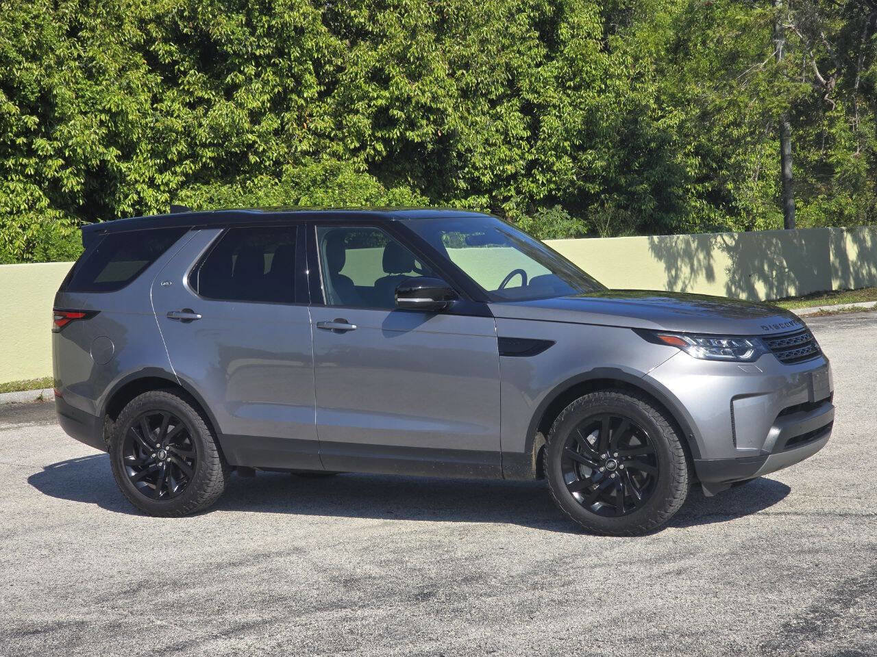 Used 2020 Land Rover Discovery HSE image 17