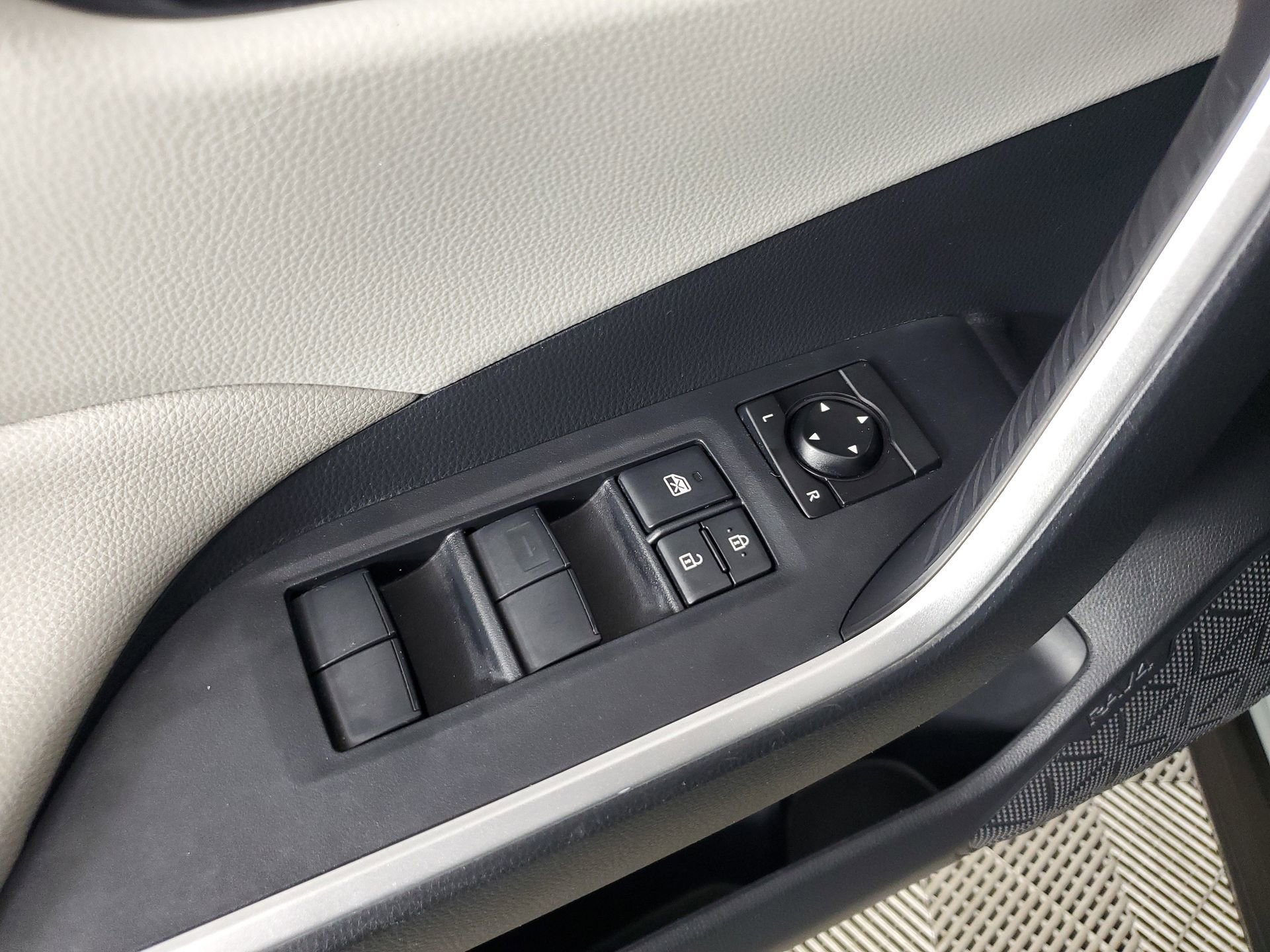 Used 2019 Toyota RAV4 XLE w/ Convenience Package image 31