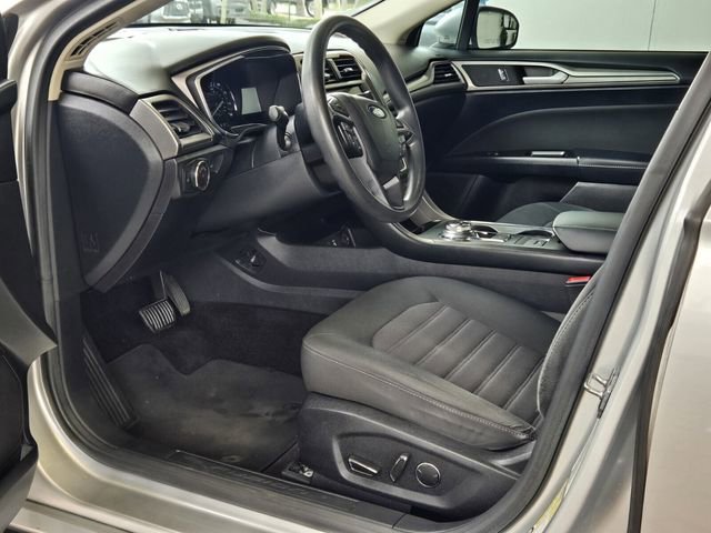 Used 2017 Ford Fusion SE w/ Fusion SE Technology Package image 14