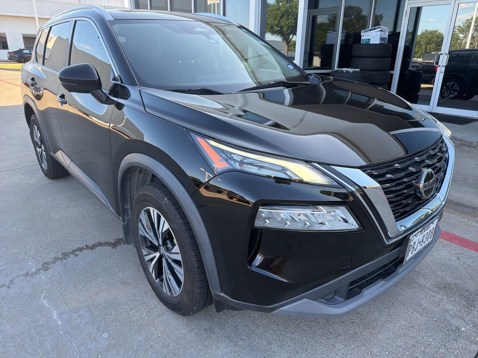 Used 2021 Nissan Rogue SV w/ Premium Package FWD image 4