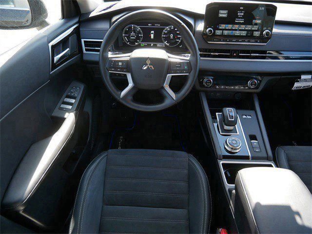 Used 2025 Mitsubishi Outlander SE image 10