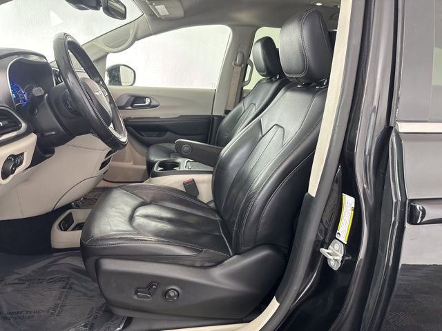 Used 2022 Chrysler Pacifica Touring-L w/ Uconnect Theater Family Group image 21