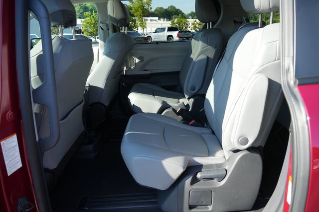 Used 2023 Toyota Sienna XLE FWD image 15