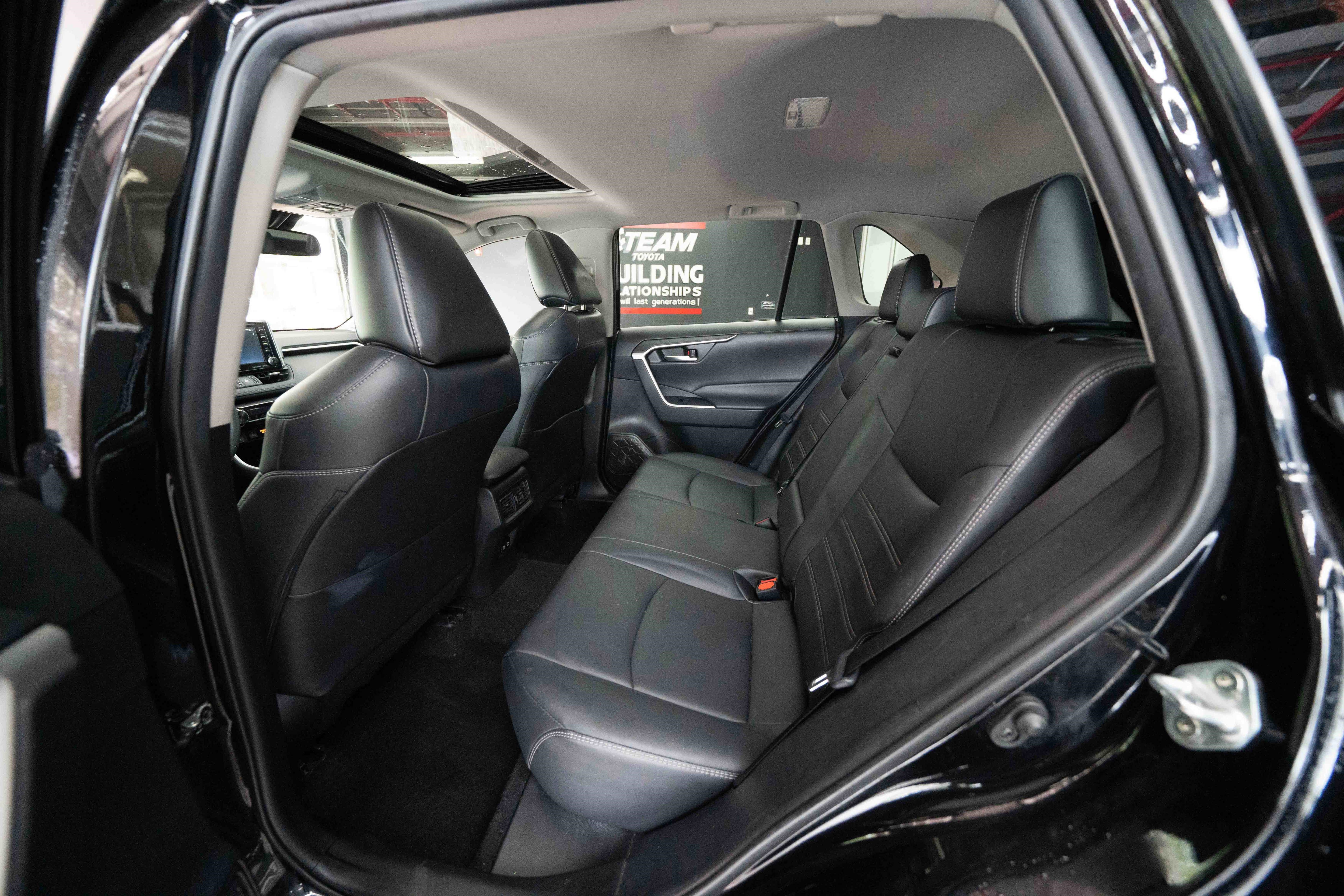 Used 2021 Toyota RAV4 XLE Premium image 23