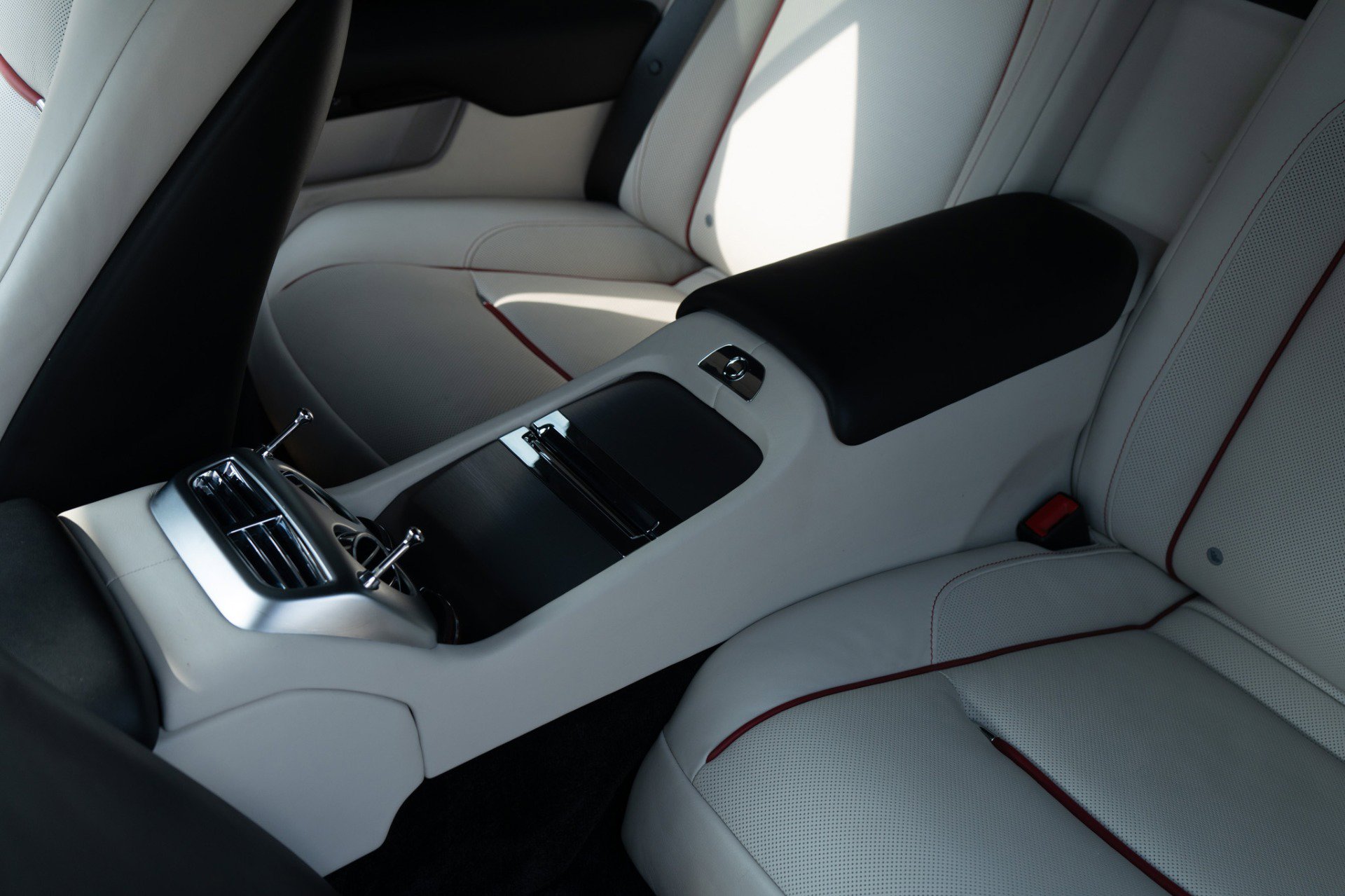 Used 2017 Rolls-Royce Dawn image 31