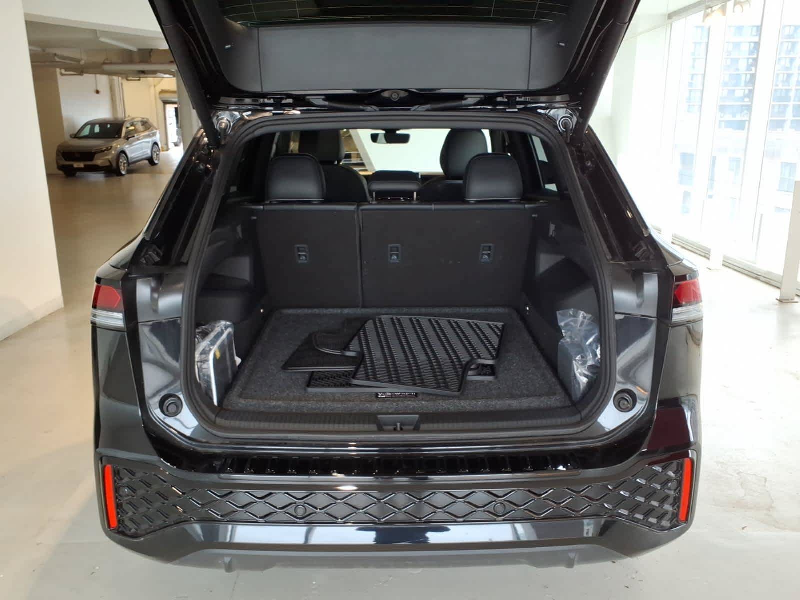 Used 2026 Volkswagen Tiguan SE R-Line AWD/4WD image 8