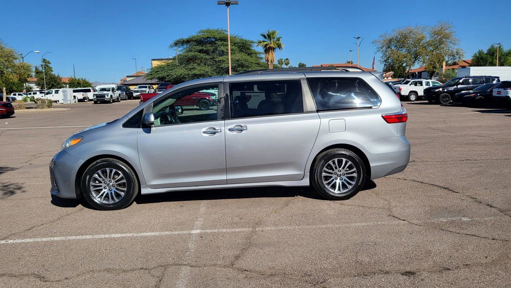 Used 2018 Toyota Sienna XLE w/ XLE Navigation Package image 5