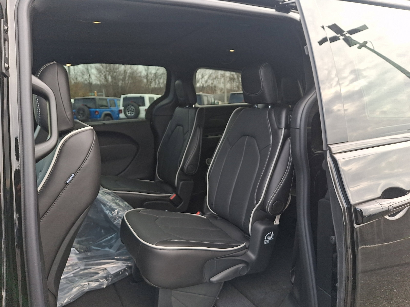 New 2026 Chrysler Pacifica Limited w/ S Appearance Package AWD/4WD image 7