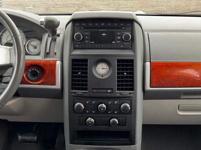 Used 2008 Chrysler Town & Country Touring w/ Flexible Seating Group FWD image 22