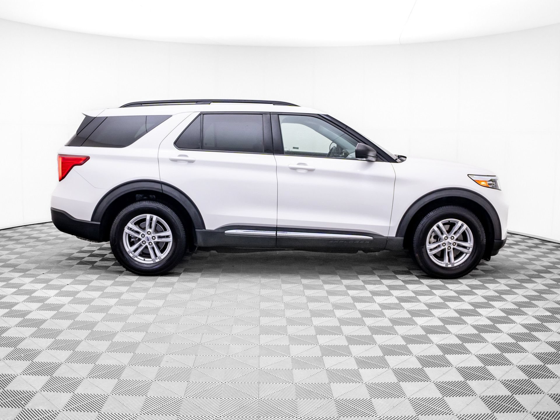 Used 2020 Ford Explorer XLT w/ Equipment Group 202A AWD/4WD image 6