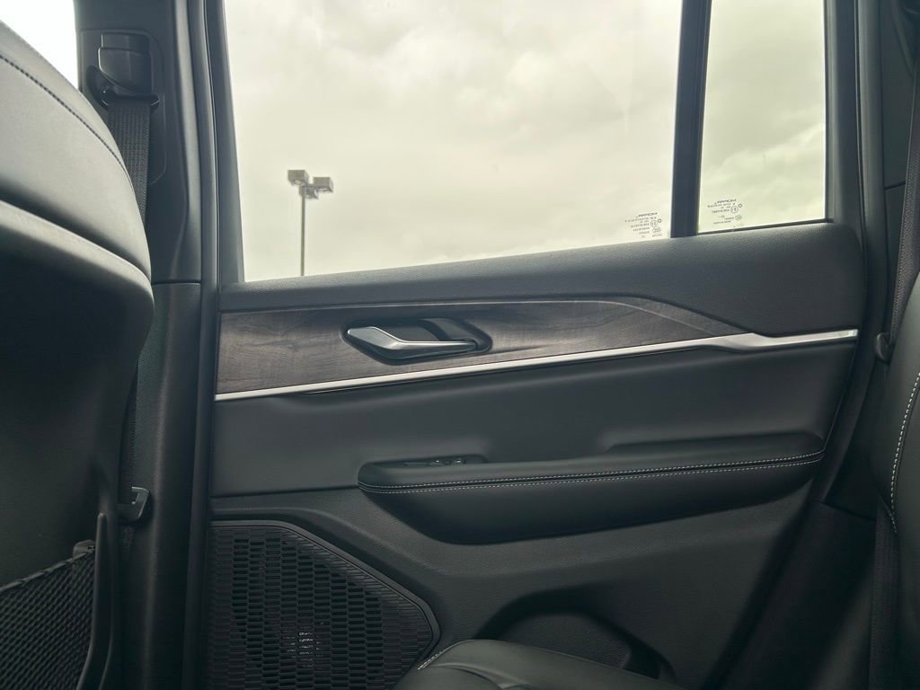 New 2025 Jeep Grand Cherokee Limited w/ Black Appearance Package image 30