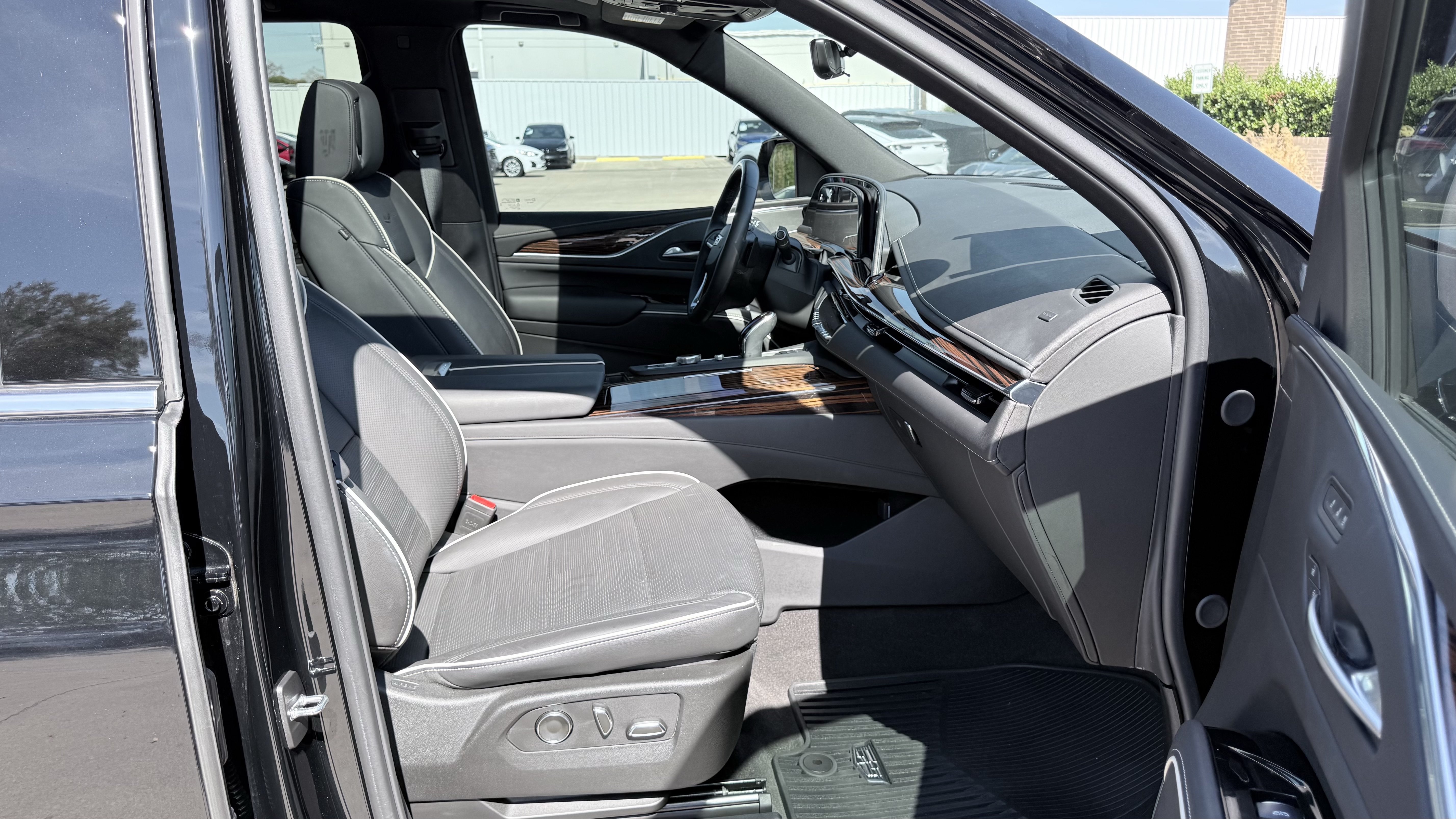 Used 2024 Cadillac Escalade Premium Luxury w/ Performance Package AWD/4WD image 54