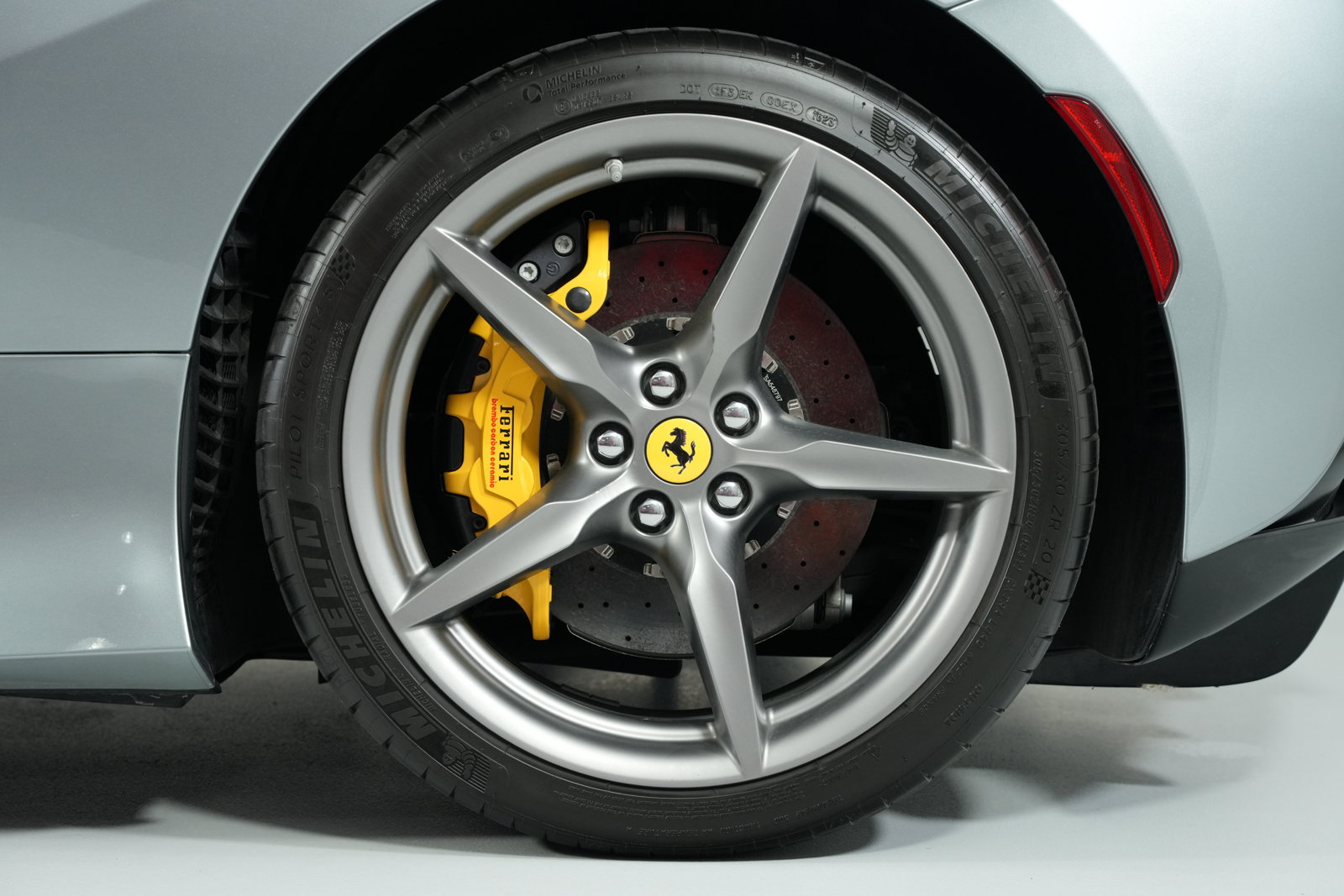 Used 2021 Ferrari F8 Spider RWD image 25