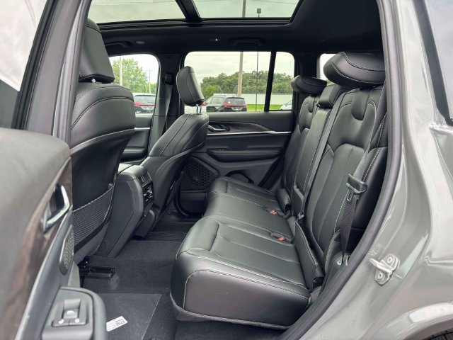 New 2027 Jeep Grand Cherokee Limited w/ Limited Altitude Package AWD/4WD image 8