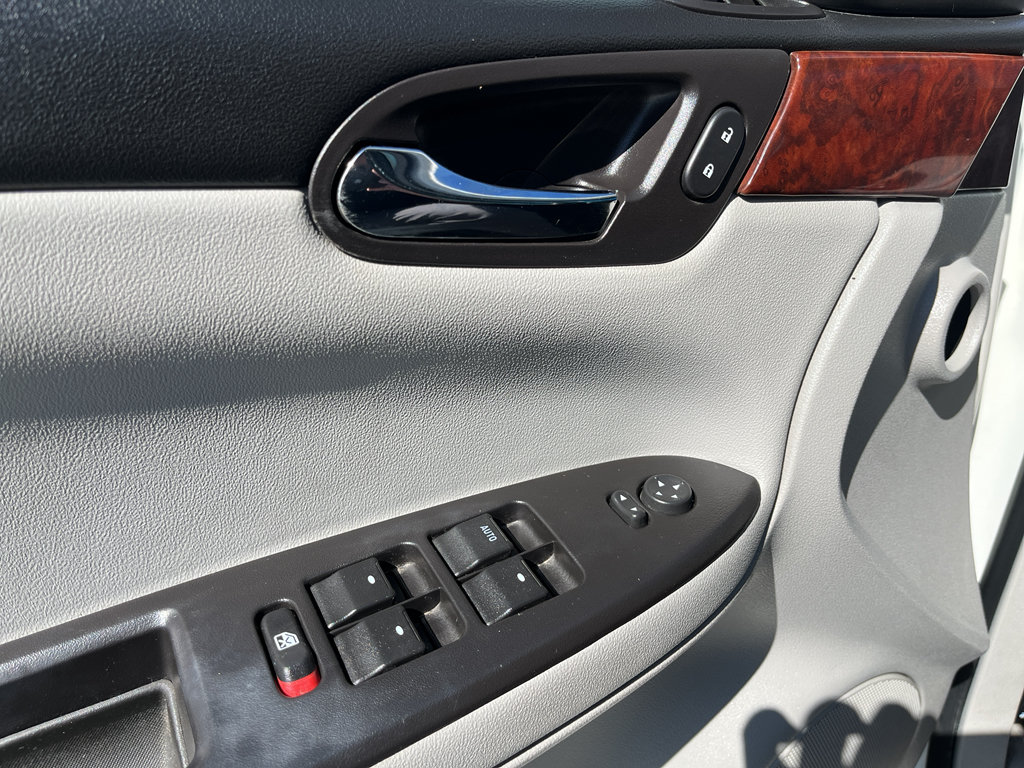 Used 2009 Chevrolet Impala LTZ FWD image 20