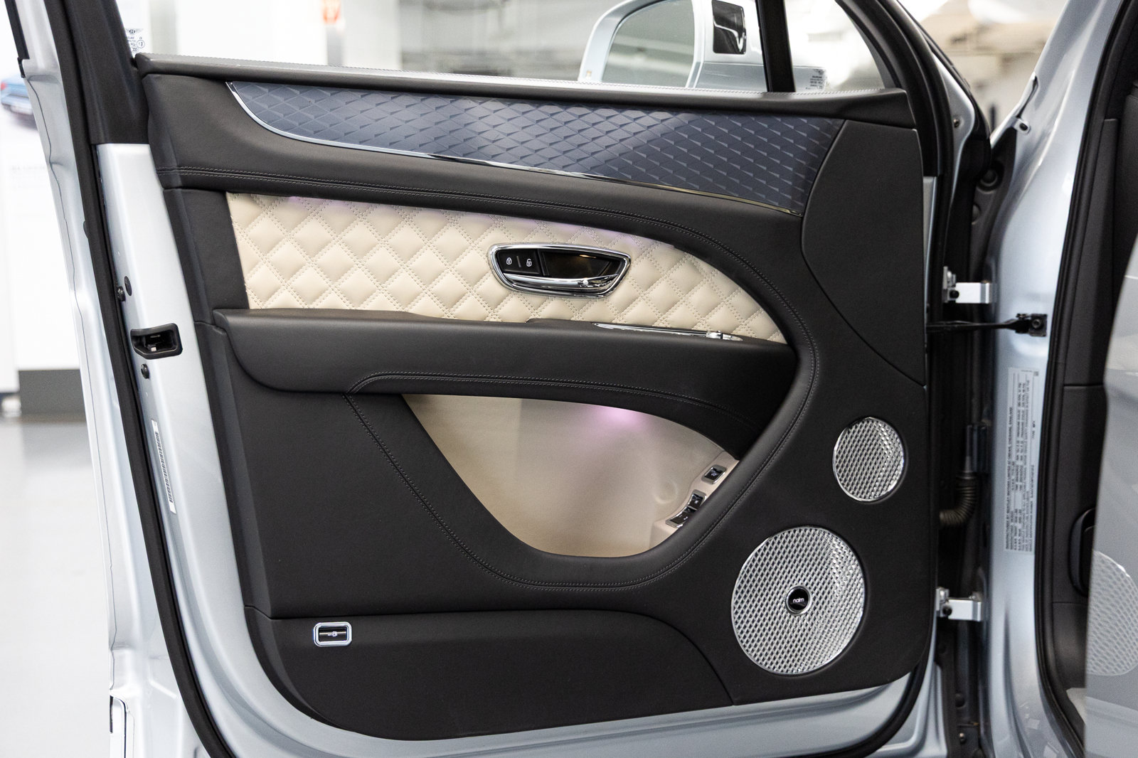Certified 2023 Bentley Bentayga Plug-In Hybrid AWD/4WD image 21
