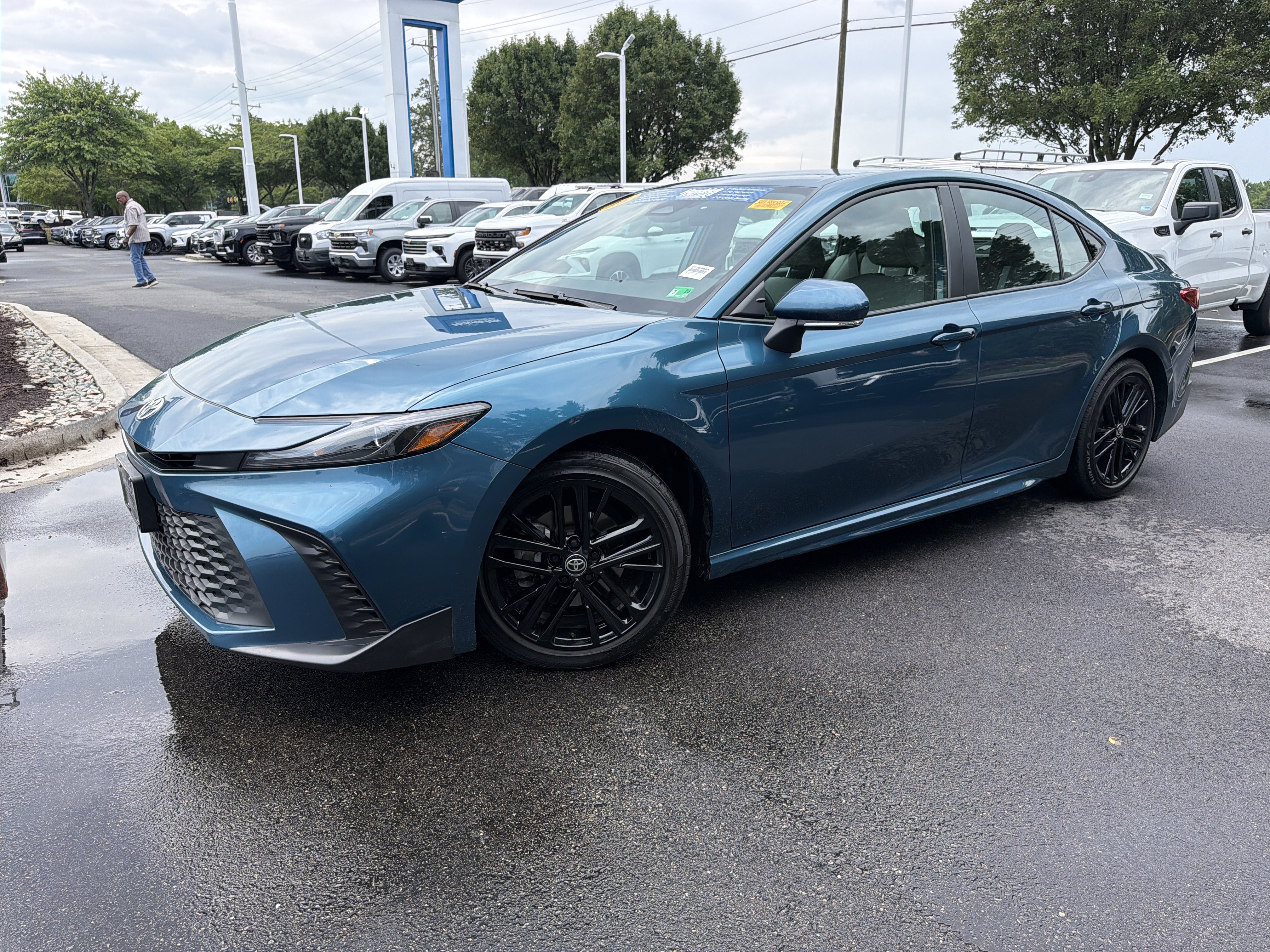 Used 2025 Toyota Camry SE FWD image 5