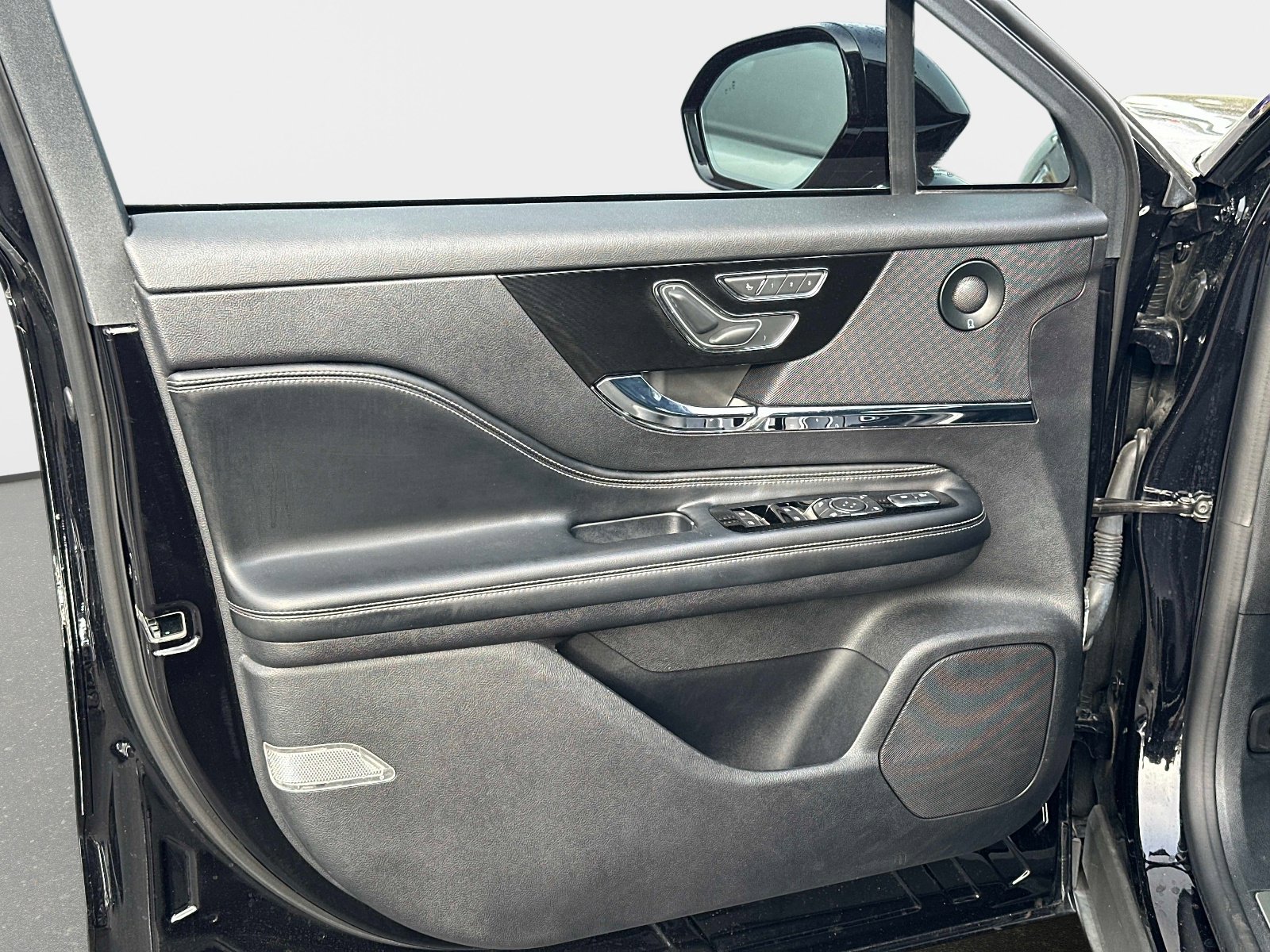 Used 2022 Lincoln Corsair Reserve w/ Equipment Group 201A image 16