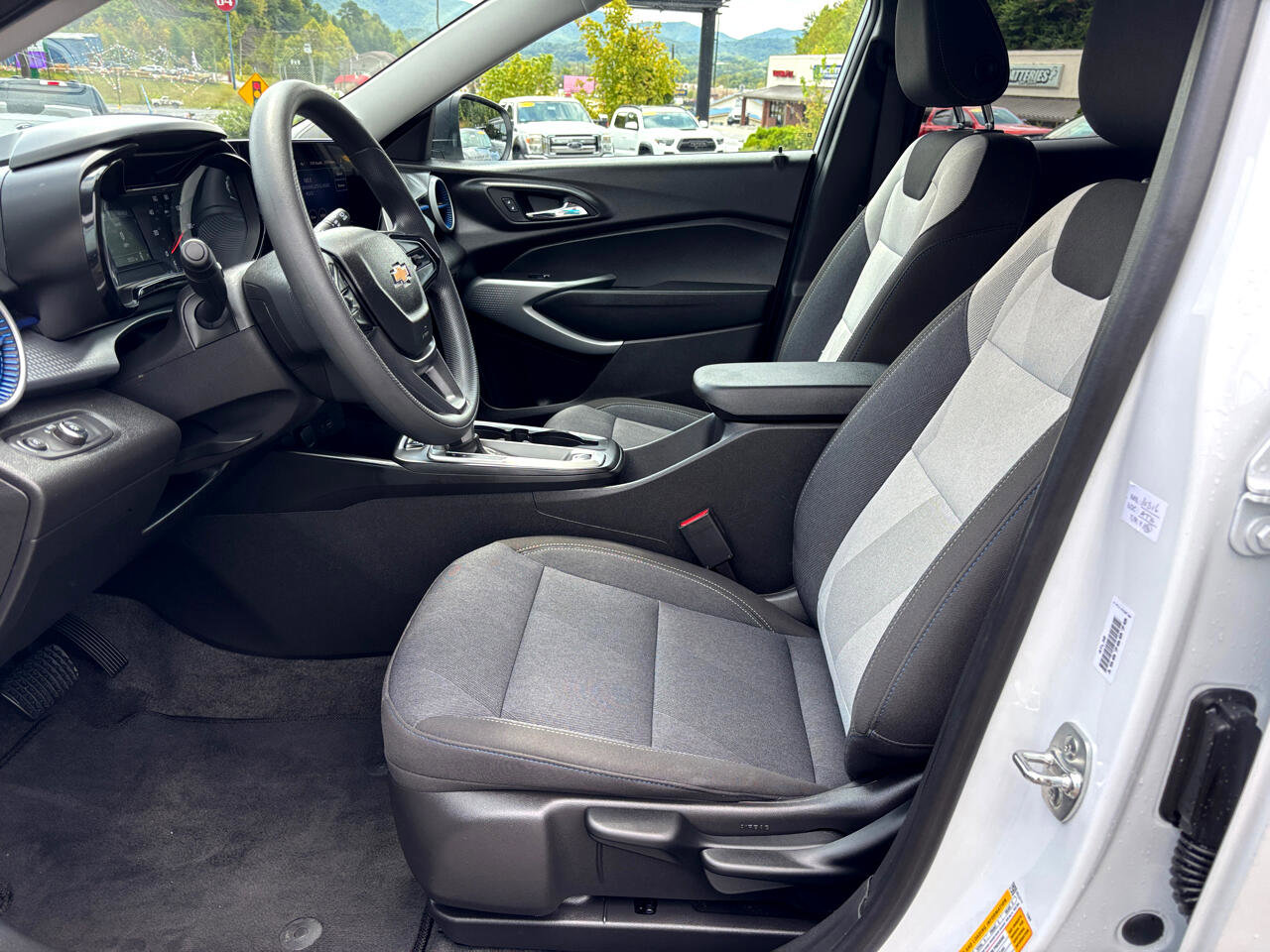 Used 2025 Chevrolet Trax LS image 8