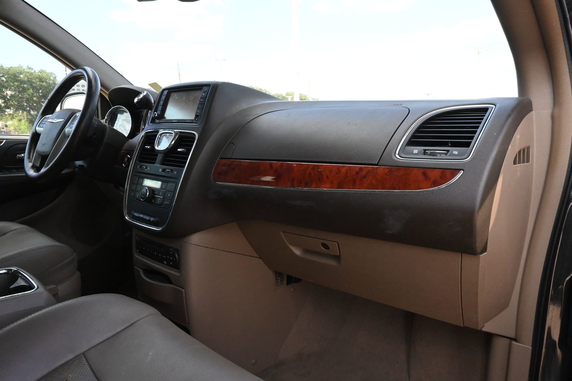 Used 2012 Chrysler Town & Country Touring-L w/ Entertainment Group #2 FWD image 24