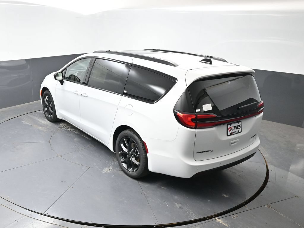 New 2027 Chrysler Pacifica Limited FWD image 39