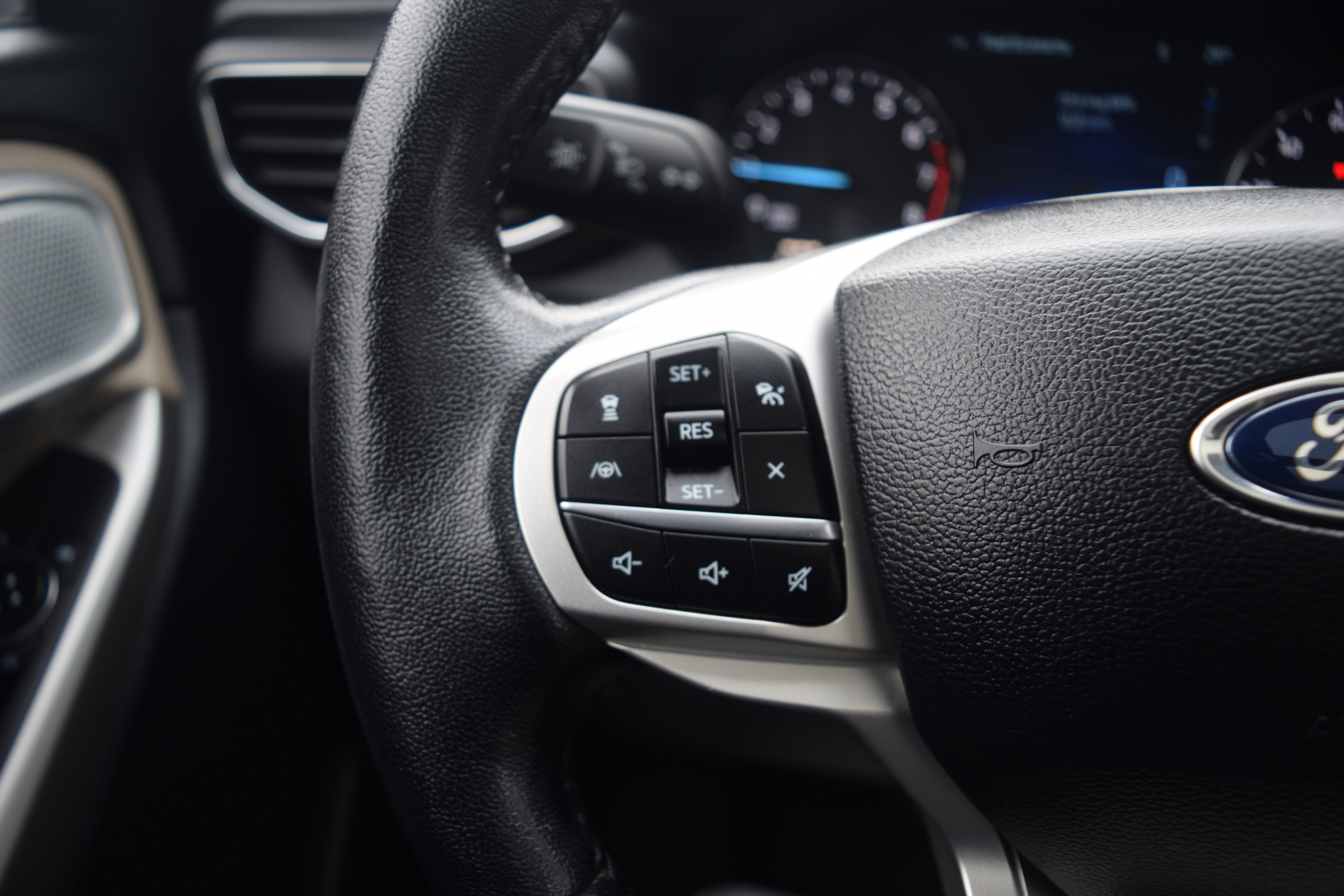 Used 2023 Ford Explorer Limited w/ Limited Technology Package image 6