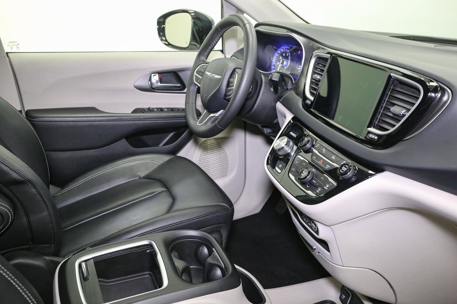 Used 2024 Chrysler Pacifica Touring-L image 18