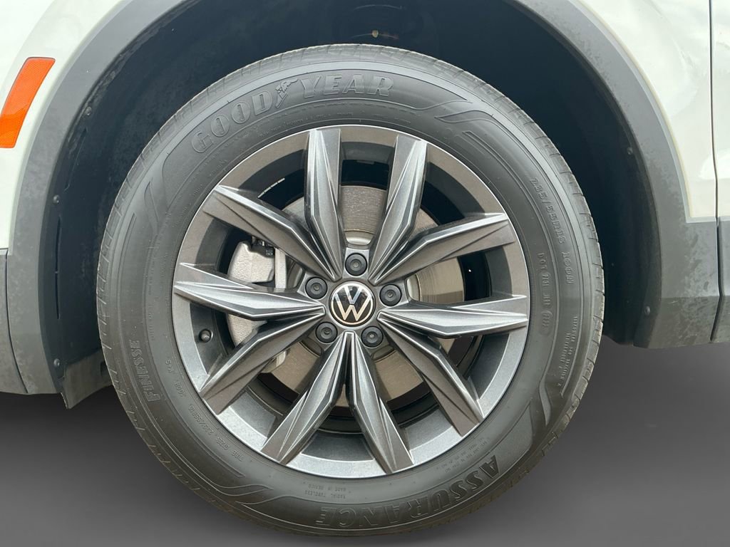 Used 2022 Volkswagen Tiguan SE w/ Panoramic Sunroof Package image 14