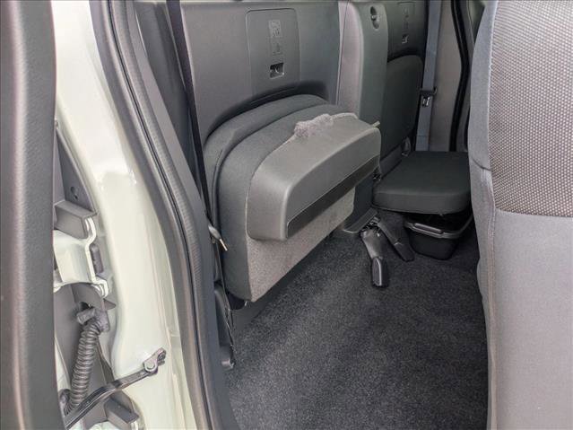 Used 2024 Nissan Frontier SV image 19