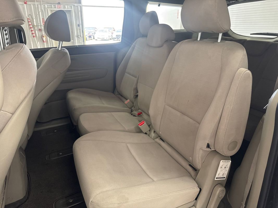 Used 2015 Kia Sedona LX w/ LX Convenience Package image 18