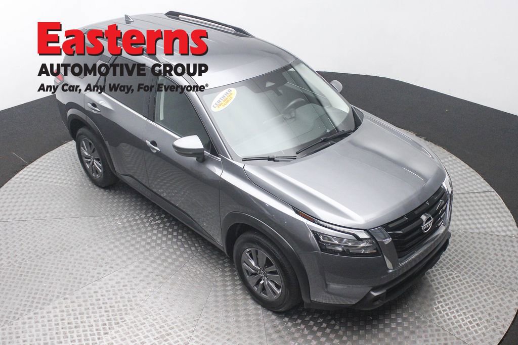 Used 2024 Nissan Pathfinder SV image 3