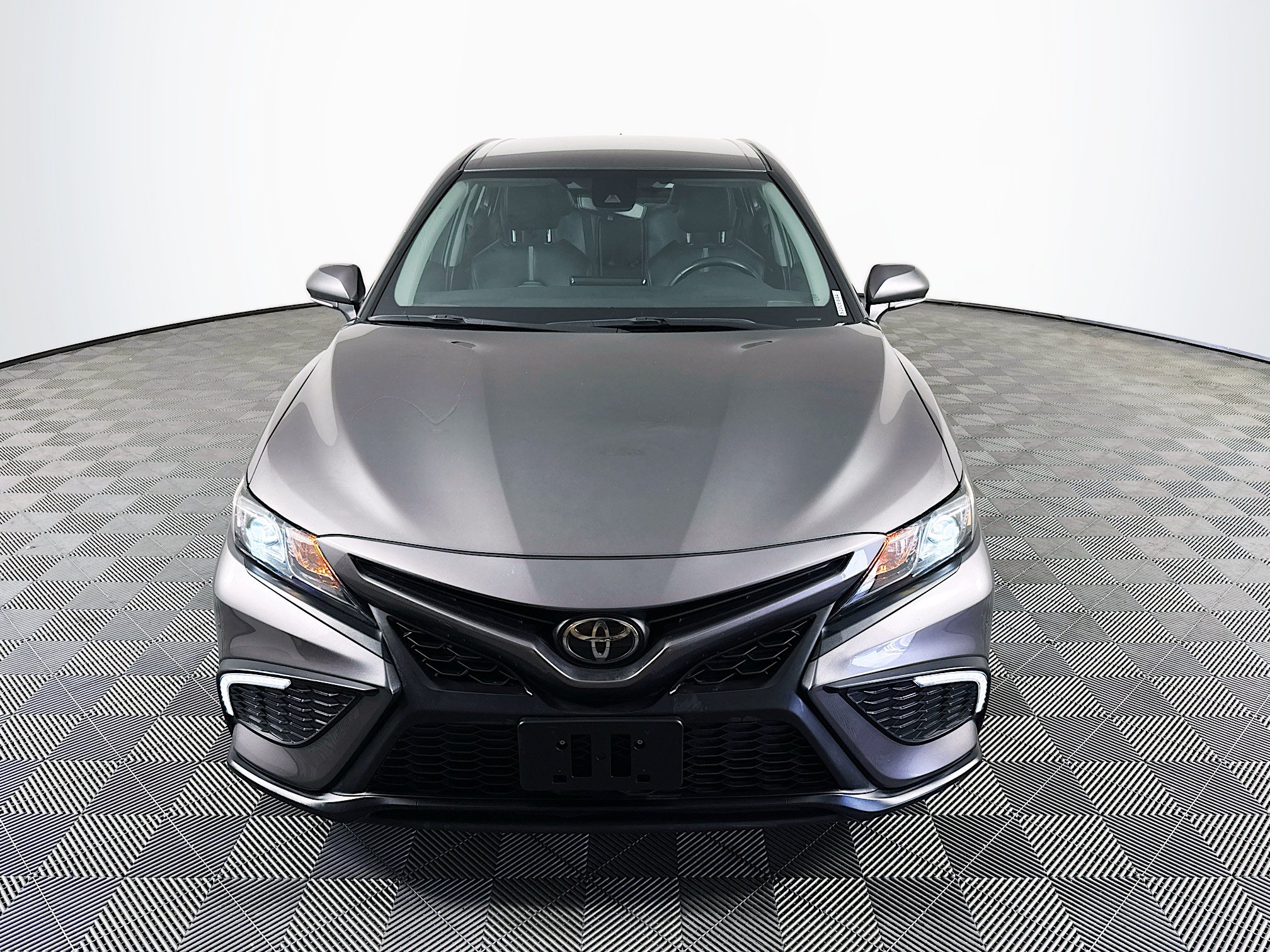 Used 2023 Toyota Camry SE FWD image 2