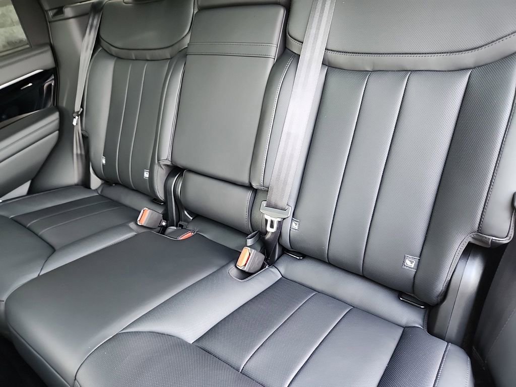 Used 2025 Land Rover Range Rover SE image 25