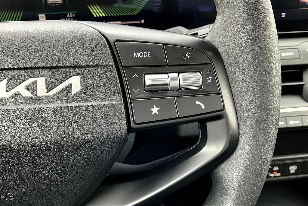 Used 2025 Kia K4 LXS image 11